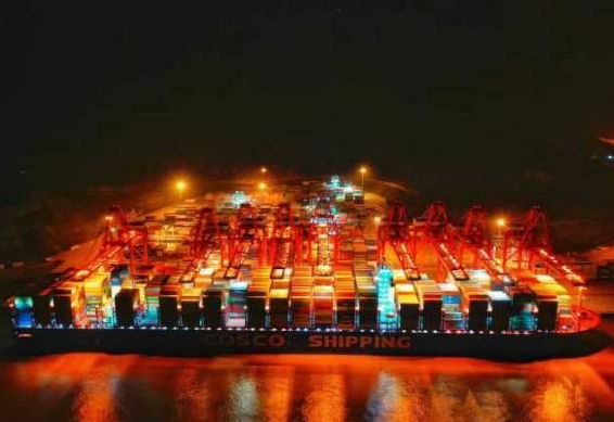 宁波舟山港首次实现四艘超大型集装箱船同时作业