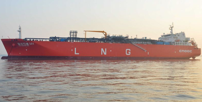 国内首艘智能LNG船“海洋石油301”抵津