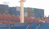 阿联酋阿布扎比码头迎全球最大集装箱船