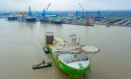 启东中远海运海工全球最先进风电安装船出海试航