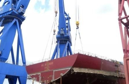 沪东中华新38000吨双相不锈钢化学品船首制船完成艉甲板贯通