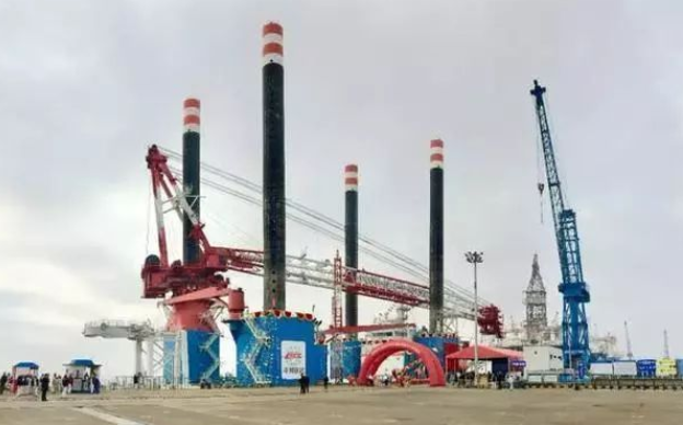 启东中远海运海工1300吨自升自航式风电安装船交付