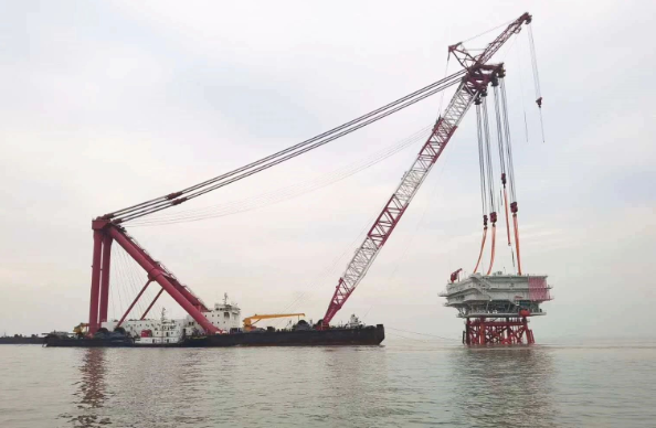 海服集团“新振浮7”轮完成杭州湾首座海上升压站吊装
